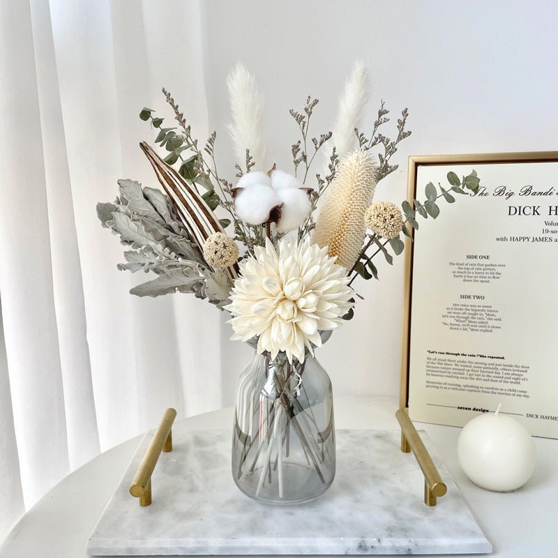 Dried flower bouquet decoration for living room, DIY floral arrangement with preserved blooms and natural textures.