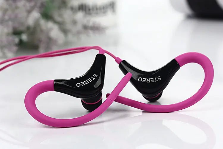 Universal in-ear sports headphones with microphone, black earbuds with inline mic for active use and hands-free calls.